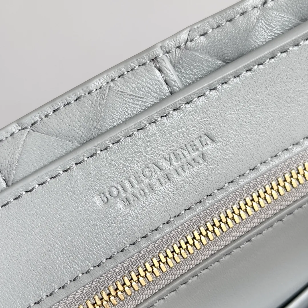 The 2023 new Andiamo batch of 1860 BV has been shipped‼ ️Really popular🔥The new Andiamo woven handbag launched by Bottega Veneta this season is really popular all over the world! ! Celebrities at home and abroad have worn it, and Oscar-winning actress Michelle Yeoh has taken it out on the street. Song Jia, Trai Yara, Yu Feihong, Sanji Ayaka, Rosie Hunting-Whiteley, Yoshioka Riho, etc. have all picked up this bag. It is classic and versatile, showing off its temperament, and the bag capacity is also large, which is very convenient for daily commuting! ! A variety of carrying methods, the shoulder straps can be adjusted by yourself, the original lambskin feels soft and delicate, and the neutral style is made to break gender boundaries and bring a more practical and longer-lasting use experience. Andiamo, which has both elegant and casual styles, perfectly interprets the true appearance of "fashionable old money style". Style number: 743568 Size: 25*22*10.5cm